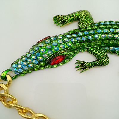Halloween Crocodile Zinc Alloy Olivine Rhinestone Bib Necklaces for Women FS-WGFFF11-01-1